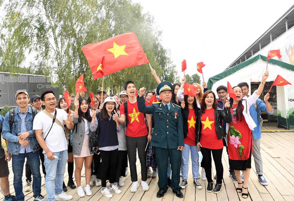 Cổ vũ hết mình cho các đội tuyển Việt Nam.